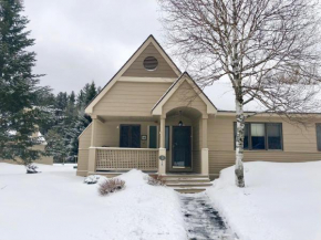 F1 Air Conditioned and beautifully appointed Townhome a short walk to the Mount Washington Hotel